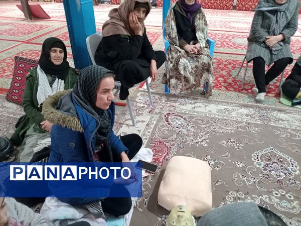 دوره‌ آموزشی‌ هلال‌احمر در پایگاه‌ بسیج مطهره شیروان