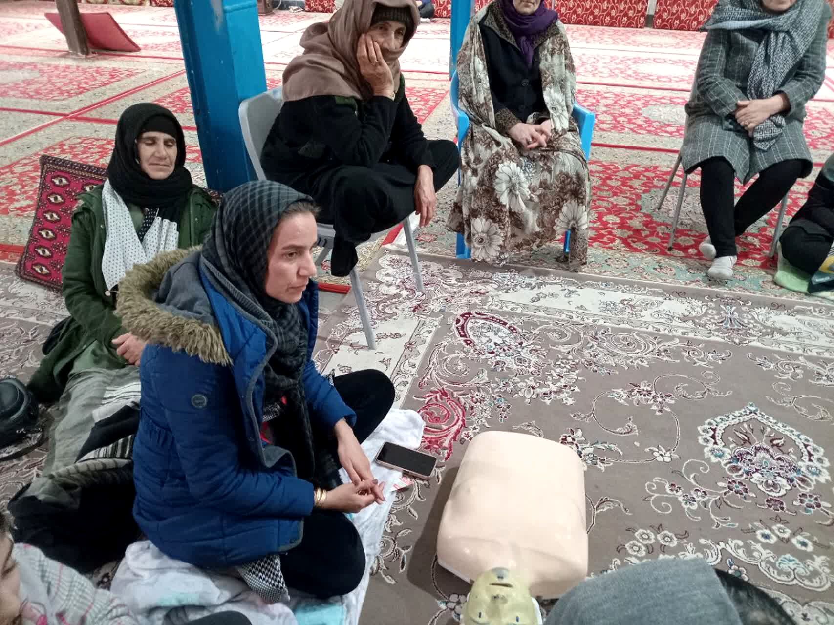 دوره‌ آموزشی‌ هلال‌احمر در پایگاه‌ بسیج مطهره شیروان