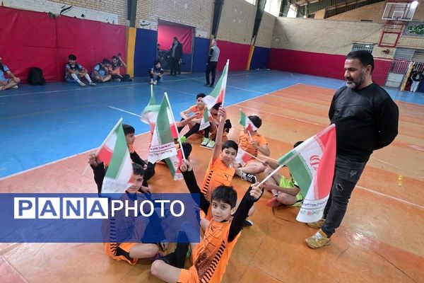 رقابت دانش‌آموزان رباط‌کریم در مسابقات بین مدرسه‌ای فوتسال