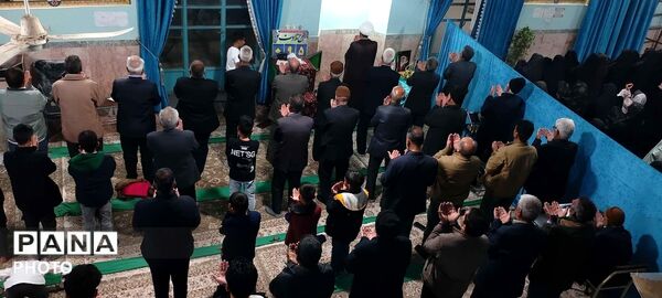 نماز جماعت همزمان با شروع سال جدید در روستای نقاب خلیل آباد