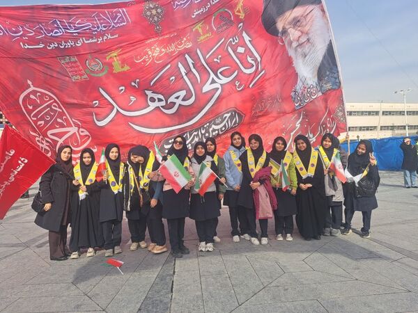 حضور دانش آموزان دبیرستان علی افشارنژاد در گردهمایی میدان شهدا و گلبانک انقلاب