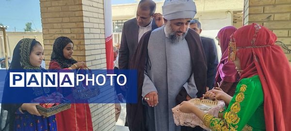 نواختن زنگ مهر و ایثار و ادای احترام به یادمان شهدا در بندر لنگه 