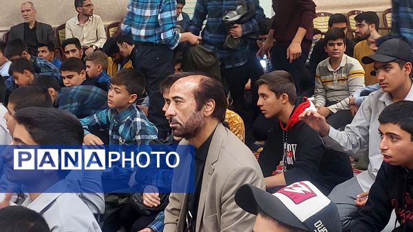 شادی دانش‌آموزان مشهدی در پی عملیات غیور مردان نیروهای سپاه وتجمع در مهدیه مشهد