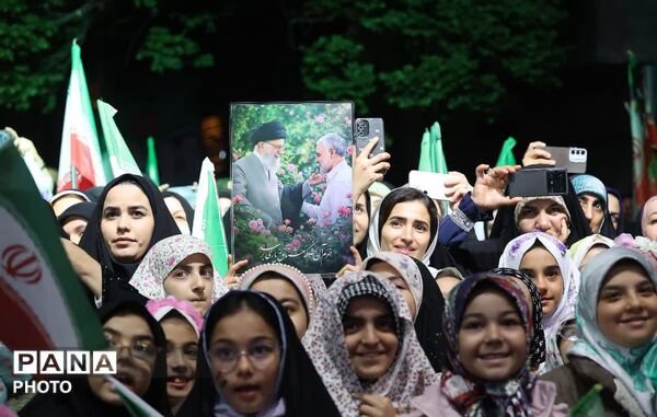 جشن تکلیف دختران در خیابان بیت رهبری در دهه کرامت