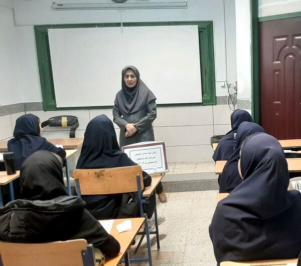 اولین جلسه هدایت تحصیلی در دبیرستان دخترانه کوثر فرهنگیان