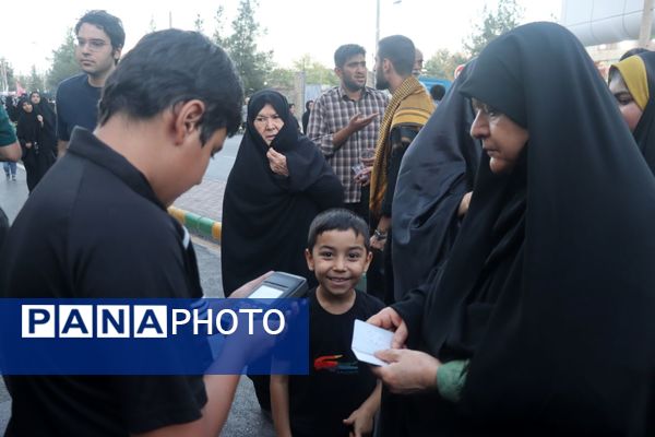 خادمی عاشقانه