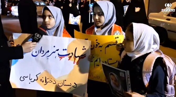 راهپیمایی دانش آموزان و فرهنگیان قمی به یاد شهدای دانش‌آموز میناب 