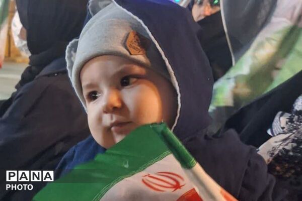 مردم فیروزکوه در میدان معلم؛ ایستادگی‌ای پررنگ‌تر از همیشه