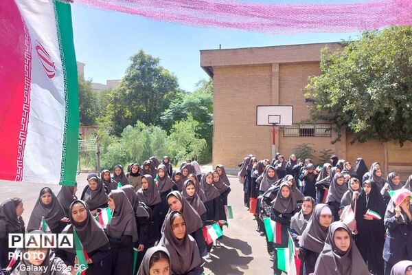 طنین زنگ جوانه همراه با عطر جانفزای نماز جماعت با طرح (برای نماز برخیزیم )در دبیرستان بعثت