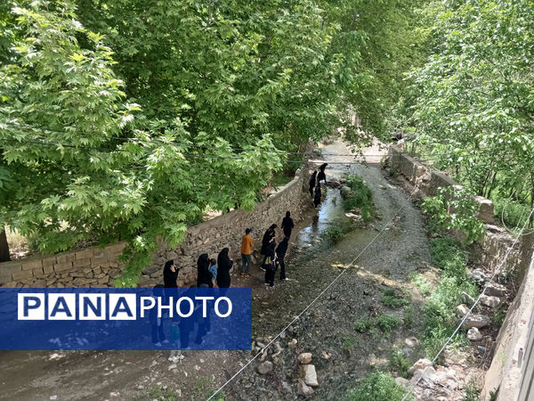بازدید دانش‌آموزان جعفرآباد از کارگاه گلاب‌گیری روستای «بنابر»