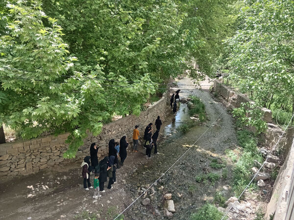 بازدید دانش‌آموزان جعفرآباد از کارگاه گلاب‌گیری روستای «بنابر»