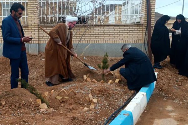 کاشت نهال در  شهر ایزدخواست به‌مناسبت هفته درختکاری