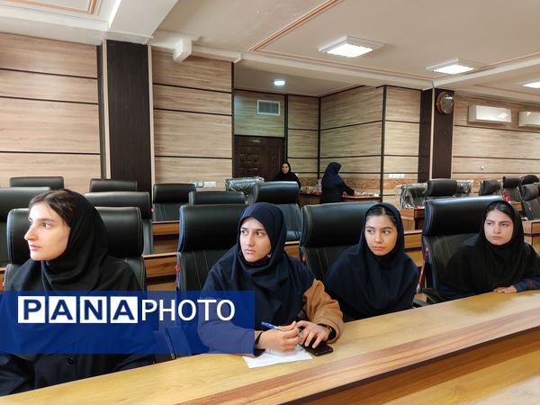 اهدای حکم دانش‌آموزان شورای دانش‌آموزی ناحیه 2