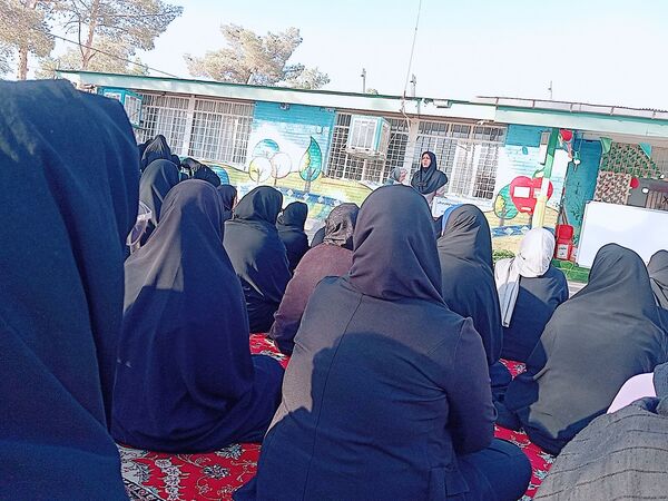اولین جلسه انجمن اولیا در دبستان توحید 