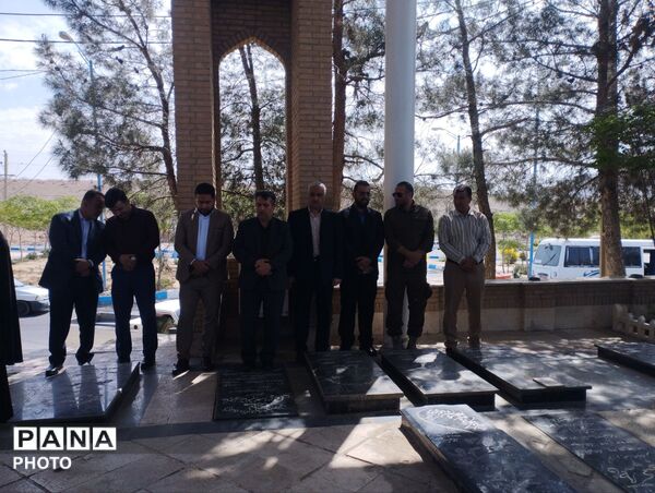 تجدید بیعت معلمان و مسئولین آموزش و پرورش پاکدشت در هفته معلم با شهدا