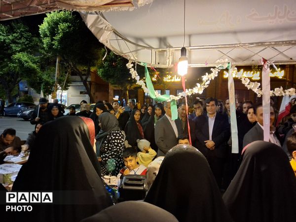 غرفه جهادی آموزش و پرورش ناحیه ۴ تبریز با حضور معلمان فعال علمی و فرهنگی، در میدان ساعت تبریز