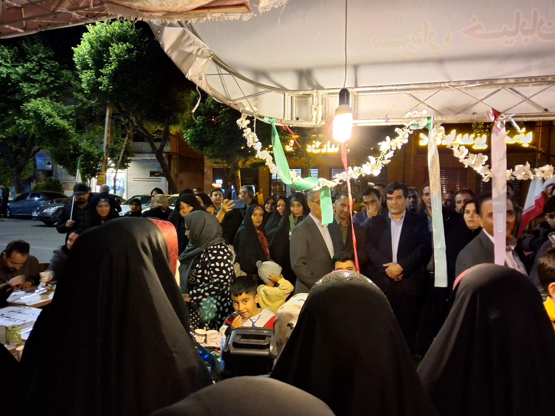 غرفه جهادی آموزش و پرورش ناحیه ۴ تبریز با حضور معلمان فعال علمی و فرهنگی، در میدان ساعت تبریز