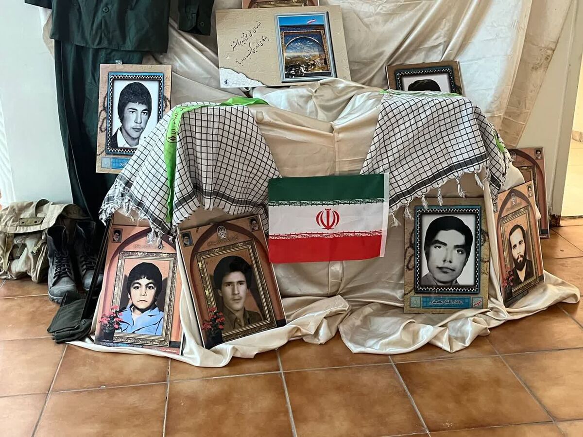گرامیداشت هفته دفاع مقدس و تجدید پیمان با آرمان‌های شهدا در دبیرستان دخترانه هاتف