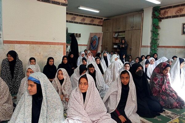 برپایی نماز جماعت مدارس کهریزک با حضور امام جمعه منطقه 