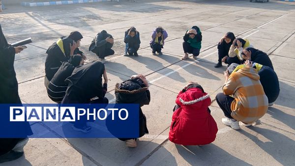 مانور زلزله  در دبیرستان حجت‌ الاسلامی نیشابور 