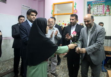 معاون وزیر آموزش و پرورش و رئیس سازمان نوسازی کشور در برنامه سپاس معلم دبستان دخترانه شهید باهنر بوشهر شرکت کرد / فیلم