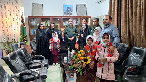 قدردانی دختران پیشتاز آموزشگاه نوریه جیرفت از پاسداران