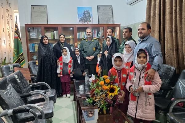 قدردانی دختران پیشتاز آموزشگاه نوریه جیرفت از پاسداران