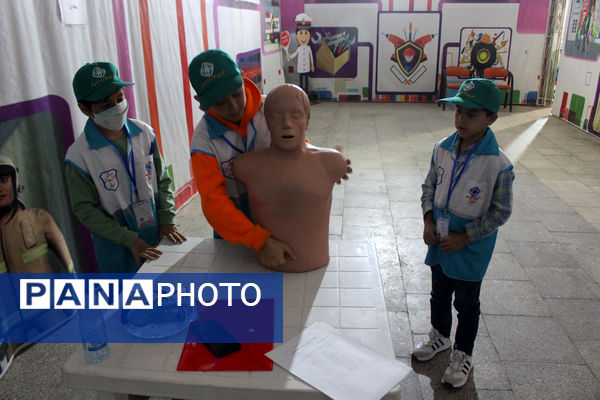 رقابت گروه‌های منتخب مدارس پسرانه استان قم در نخستین جشنواره سفیران سلامت 