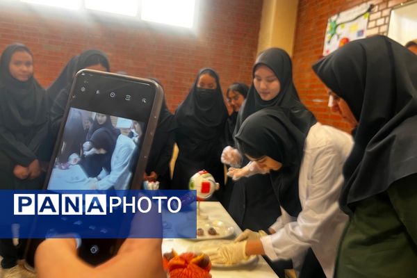 ویژه‌برنامه روز آزمایشگاه در دبیرستان پروفسور رزاقی کهریزک 