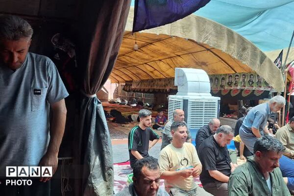 پیوند جان و جانان در کربلا؛ اقامه نماز جماعت در جوار ضریح شش‌گوشه