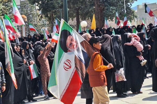 طنین گرامیداشت اربعین رهبری در میدان امام خامنه‌ای (ره) تویسرکان
