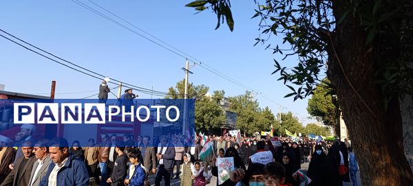 دانش‌آموزان دهلرانی در راهپیمائی ۲۲بهمن