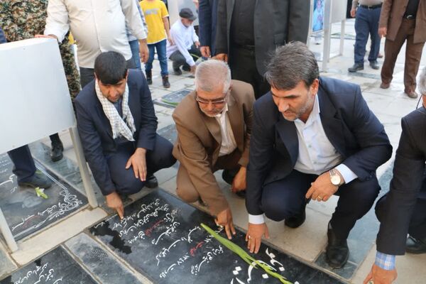 گلباران مزار شهدا به‌مناسبت هفته دفاع مقدس در آستان مقدس امامزاده بی‌بی سکینه ملارد