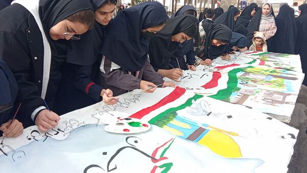 نقاشی چند متری در حاشیه راهپیمایی ۲۲ بهمن در خلیل آباد