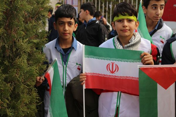شرکت دانش‌آموزان اردبیلی در راهپیمایی یوم‌الله ۱۳ آبان