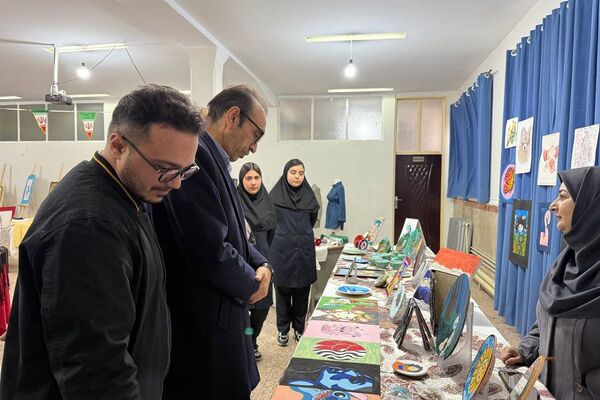آیین افتتاحیه نمایشگاه هنری «ماها» در هنرستان شهید تاجیک بهارستان‌دو