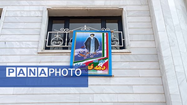 تزئین و فضا آرایی شهر نیشابور به‌مناسبت آغاز دهه فجر 