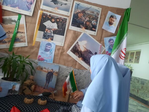 بزرگداشت یاد شهدای دفاع مقدس در دبستان دخترانه نوفل لوشاتو ناحیه سه