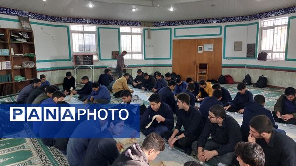 برگزاری نماز جماعت و زیارت عاشورا در دبیرستان شاهد