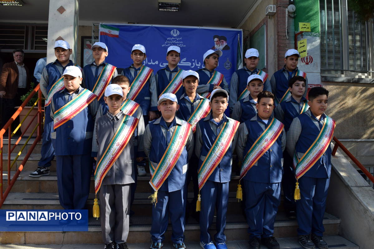 نواختن زنگ آغاز سال تحصیلی جدید در مدارس آموزش و پرورش منطقه 14 تهران
