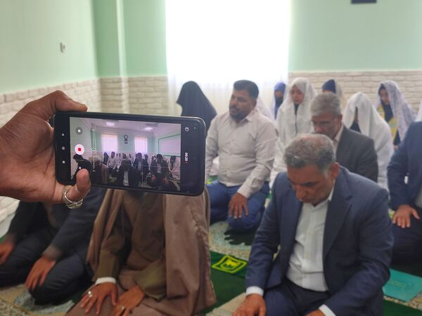 آیین نواختن زنگ نماز  باشعار «مِهربامُهر» در دبیرستان دوره اول آرمینه مصلی‌نژاد