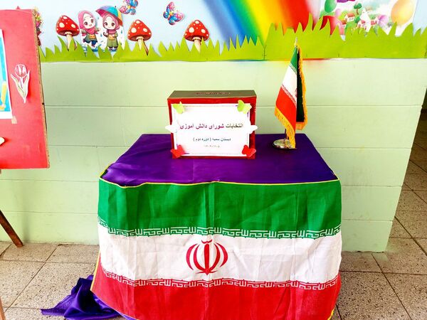 انتخابات شورای دانش آموزی در دبستان سمیه