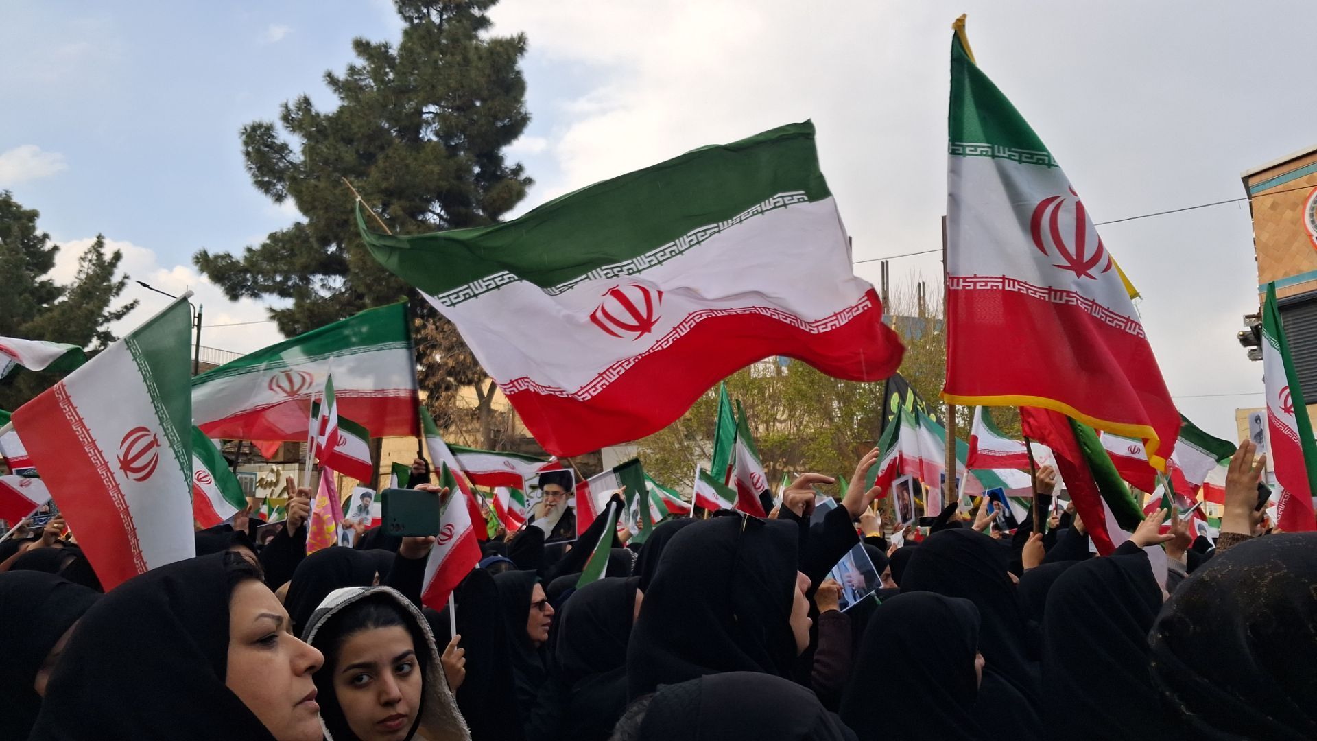 اجتماع بزرگ مردم نیشابور برای بیعت با سومین رهبر جمهوری اسلامی ایران 