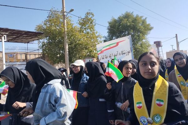 حضور دانش آموزان دبیرستان طالقانی داریون در تجمع ۱۳ آبان