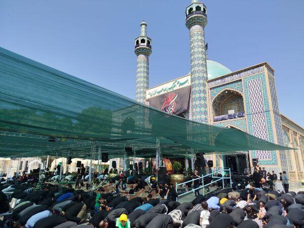 اقامه نماز ظهر اربعین در کاشمر