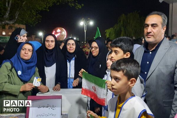 برپایی ایستگاه سلامت با حضور سفیران سلامت دانش‌آموزی ناحیه 2 شهرری در میدان نماز