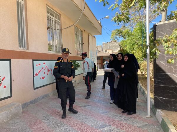 بازدید دانش‌آموزان دبیرستان سمیه از کلانتری ۱۱ بجنورد به مناسبت هفته نیروی انتظامی 