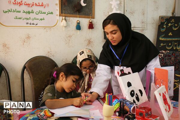 بازدید مجید پیری، معاون آموزش متوسطه استان همدان، از غرفه‌های مهارتی آموزش و پرورش