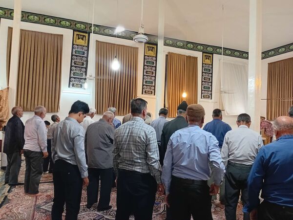 نماز جماعت در مراسم شب بیعت با امام زمان (عج) در خلیل آباد