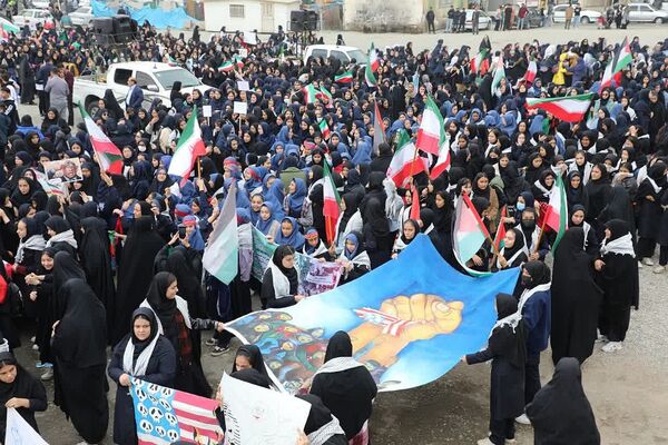 حضور پرشکوه دانش‌آموزان کهریزک و باقرشهر در راهپیمایی ۱۳ آبان